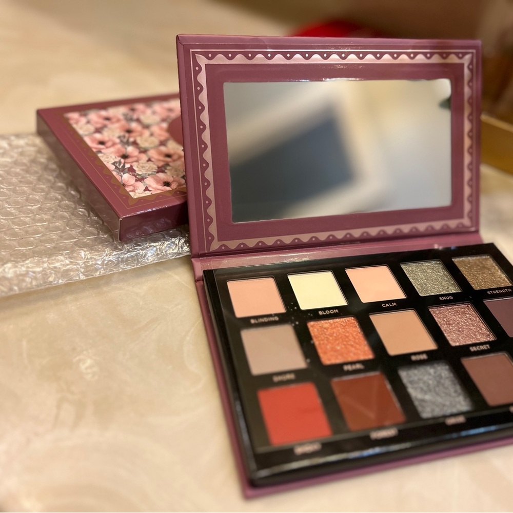 Ace Beaute` Smoky Rose Palette
